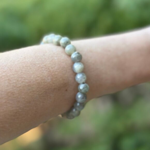 Natural Gray Labradorite Gemstone Handmade Beaded Stretch Bracelet (8MM) - Picture 7 of 10